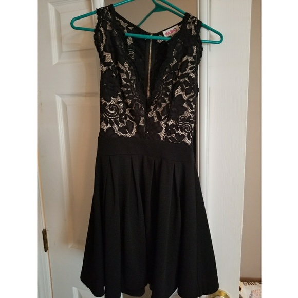 Dresses & Skirts - Lace mini dress